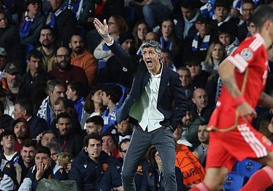 Imanol hace una indicación a sus jugadores durante el partido de ayer en el Reale Arena.