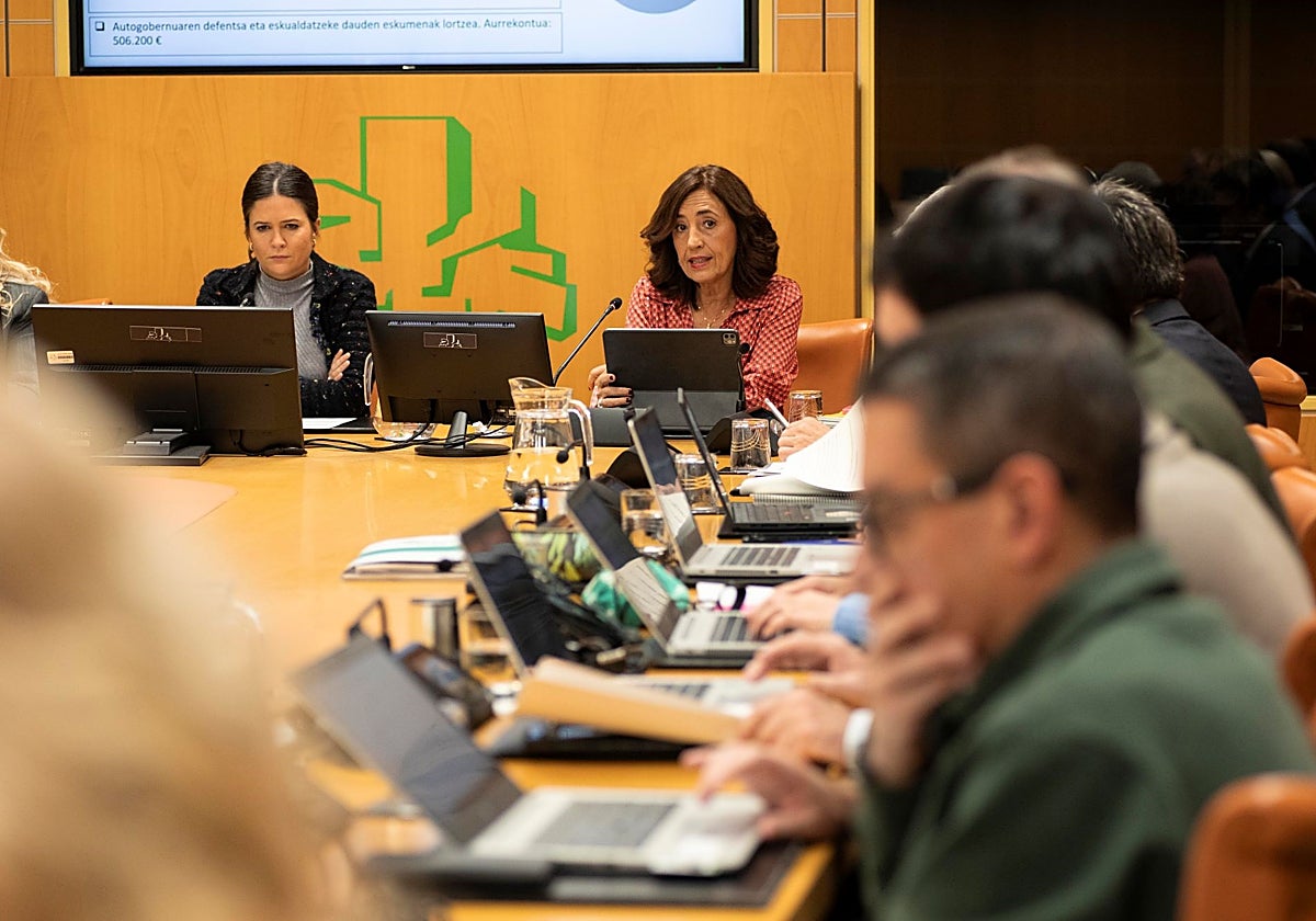 La consejera de Gobernanza Pública y Autogobierno, Olatz Garamendi, este miércoles en la comisión.