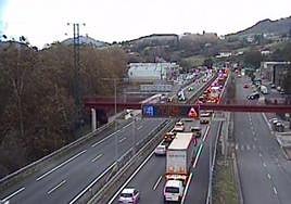 Un accidente entre tres vehículos en la N-I a la altura de Villabona sentido Lasarte-Oria provoca retenciones