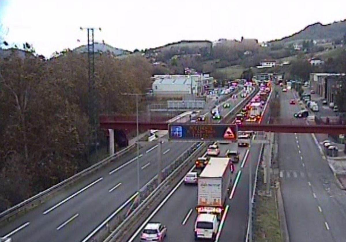 Un accidente entre tres vehículos en la N-I a la altura de Villabona sentido Lasarte-Oria provoca retenciones