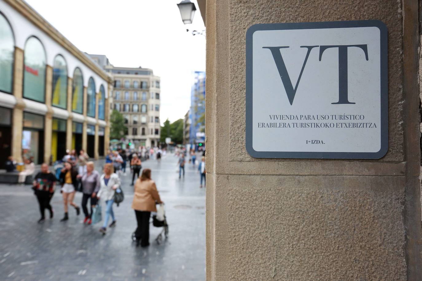 Cartel de aviso de vivienda turística en el en centro de San Sebastián.