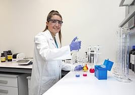 Ane Novo realiza una prueba en el laboratorio en sus prácticas en Viralgen.
