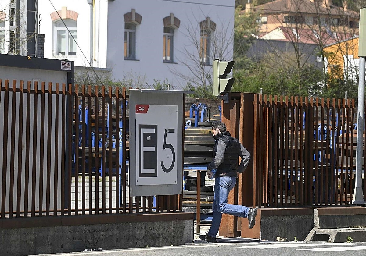 Un trabajador, en la entrada de CAF