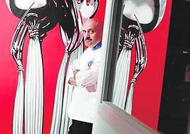 Jesús, capitán junto a Mariona de Casa Toni, en su apreciado restaurante.