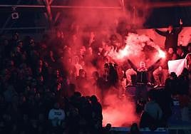 Encendido de bengalas en la grada del Reale Arena.