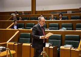 El consejero Pedro Azpiazu este jueves en el Parlamento Vaco.