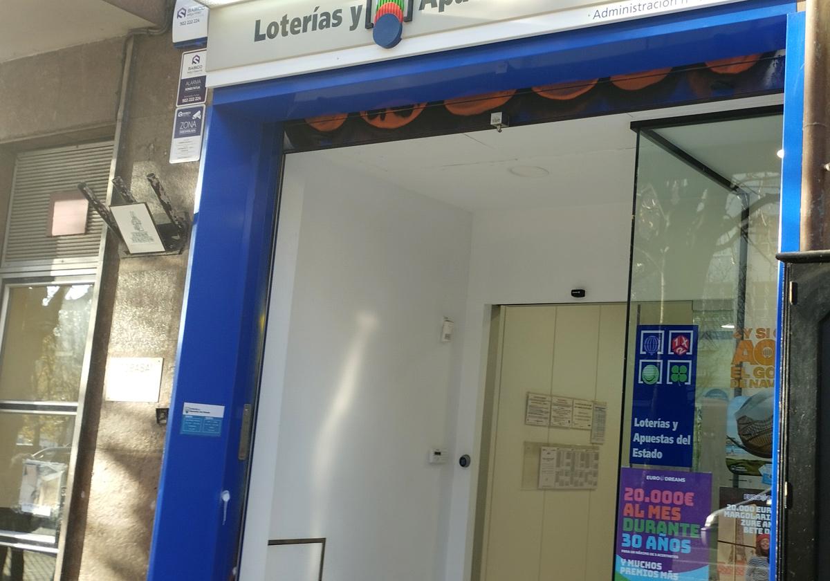 Escaparate de una administración de lotería con un cartel anunciando el sorteo EuroDreams.