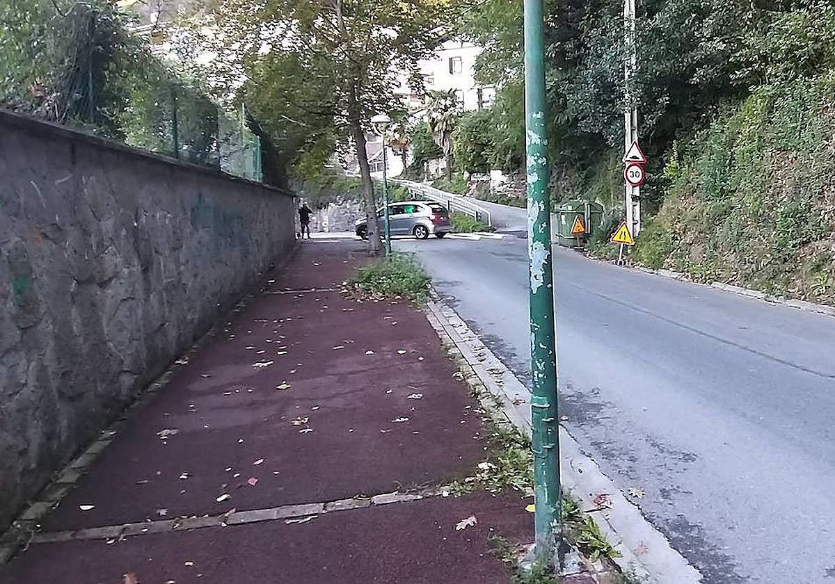 Denuncia Miren: «Este es el aspecto que tiene el comienzo del paseo de Ulia desde las ocho de la mañana. Un sinfín de coches entran para hacer un giro prohibido de 180º y así cambiar de sentido en Alcalde José Elósegui. Coches atravesados, frenazos, pitidos y riesgo para los que cruzan el paso de peatones. Rogamos se ponga fin a esta infracción».
