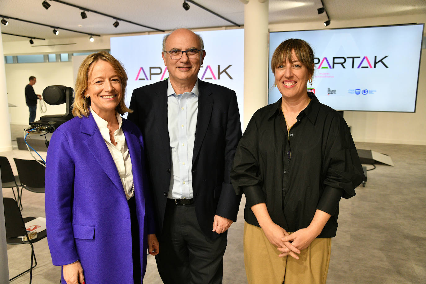 Eider Mendoza (Diputada General) junto a Javier García Corrogo presidente del Consejo de Administración de Viralgen) y Arantxa Aldaz (jefa de información de DV).