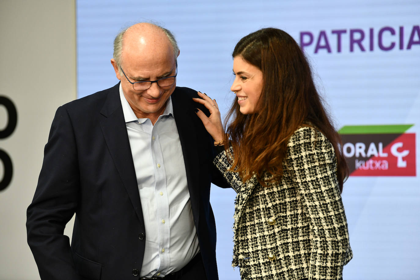 Patricia Muñoz junto a Javier García Corrogo (director general de Viralgen).