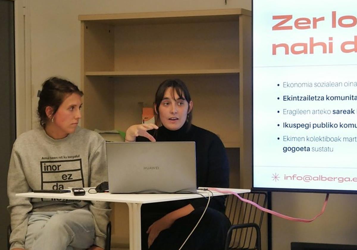 Miren Osa y Maddi Uranga, de la asociación Alberga, durante la presentación de la iniciativa.