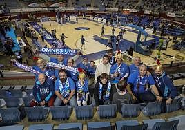 Javier Vicioso, con sus compañeros de la peña Omnes-Uni en Illunbe, durante un partido del GBC.