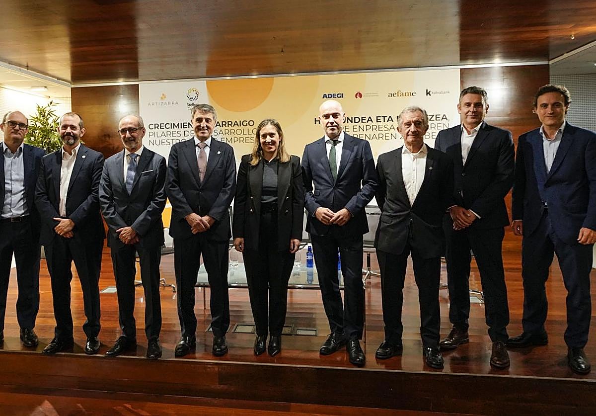 Ignacio Muñoz, Pablo Echart, Eduardo Junkera, Jon Ander de las Fuentes, Ane Insausti, Mauri Arregui, Ignacio Martín, Gaizka Zulaika y Jabier Larrañaga, ayer en Donostia.