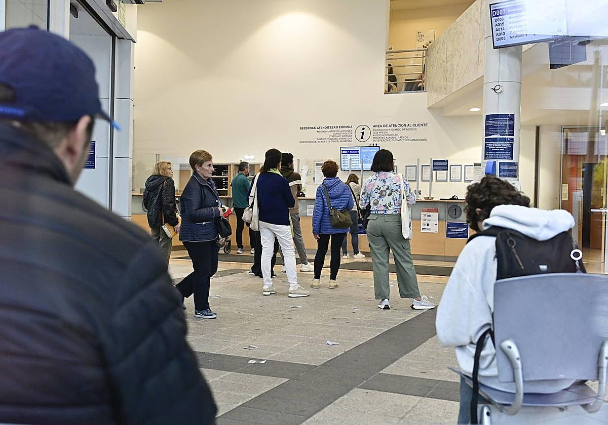 Varios pacientes aguardan en la sala de espera del centro de salud de Amara Berri, en Donostia.
