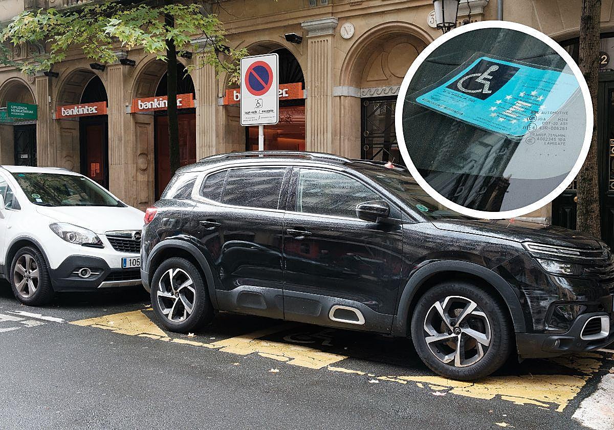 Un vehículo estacionado en una plaza reservada para personas con discapacidad y, abajo, el detalle de una tarjeta europea que habilita para aparcar en estos lugares.