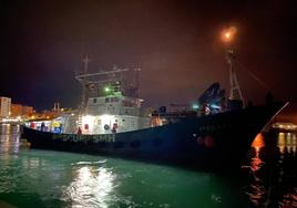 El buque Aita Mari llega al puerto de Vinarós esta pasada madrugada.