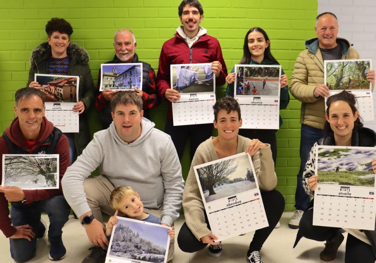 Los autores de las fotos posan con el calendario del 2024.