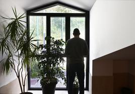 Iker mira por una ventana al exterior, donde confía dejar a un lado sus problemas con las drogas y fotalecer la comunicación con sus padres. Los gtres trabajan para ello el día que recupere su libertad.