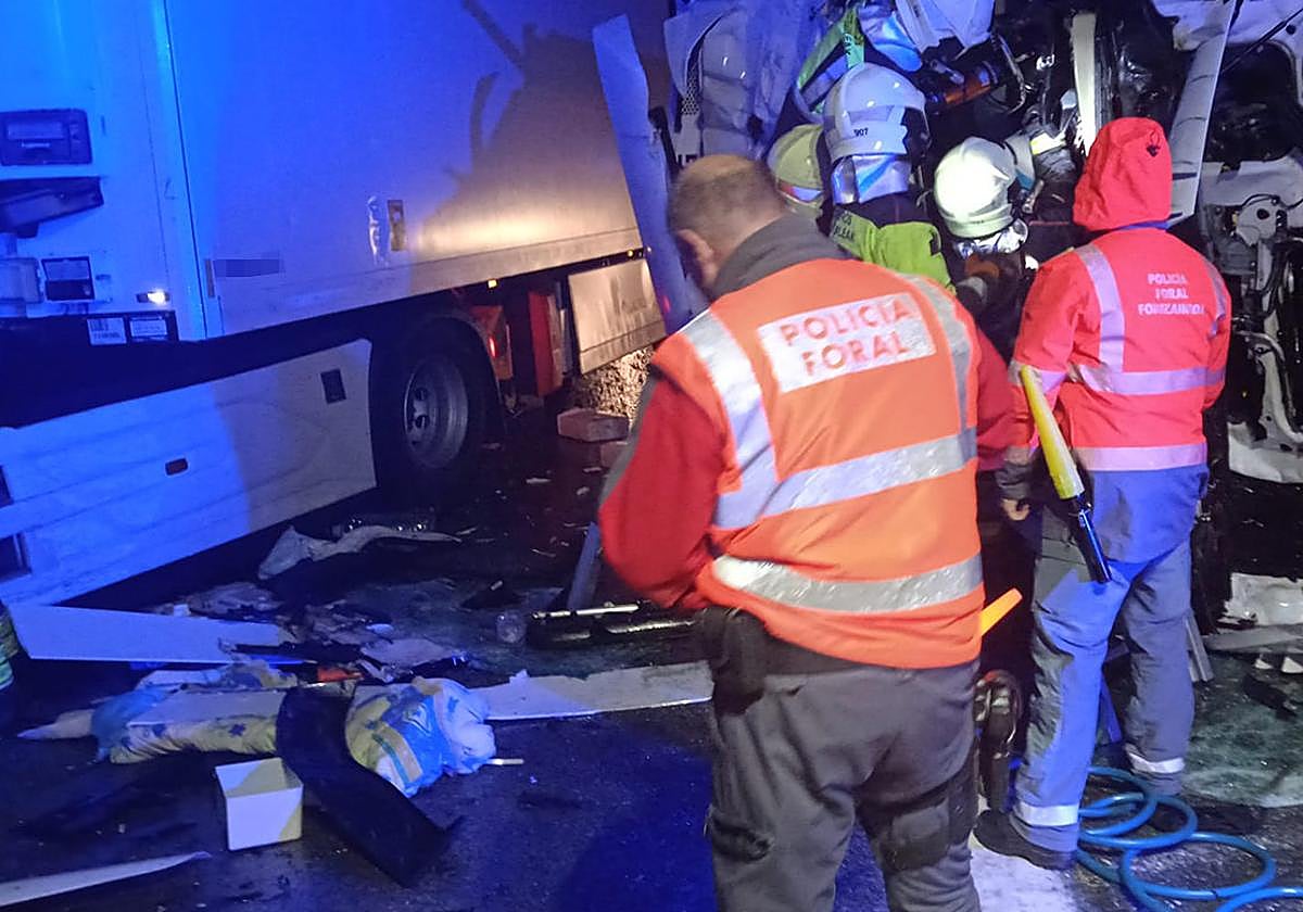 Los bomberos de Navarra tratan de sacar a uno de los conductores del accidente entre dos camiones en la N-121.