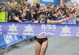 Laura Rodríguez, exultante a su llegada a meta en la Behobia - San Sebastián 2023.