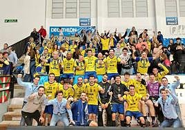 Los jugadores del Bidasoa celebran la victoria con la afición.