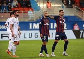 Matheus consuela a Stoichkkov tras fallar el penalti a lo Panenka.