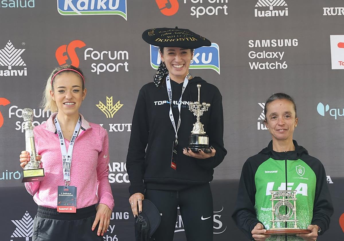 Laura Rodríguez, sonriente en el podio con la txapela y el trofeo de ganadora. Chakib Lachgar, con la camiseta negra, posa tras ganar su segunda Behobia con sus hermanos (Youness, Zakaria y Badr) y con Zahara, su madre. Lachgar saluda al público antes de cruzar la línea de meta.
