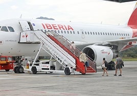 Varios pasajeros acceden a un avión de Iberia en el aeropuerto de Hondarribia.