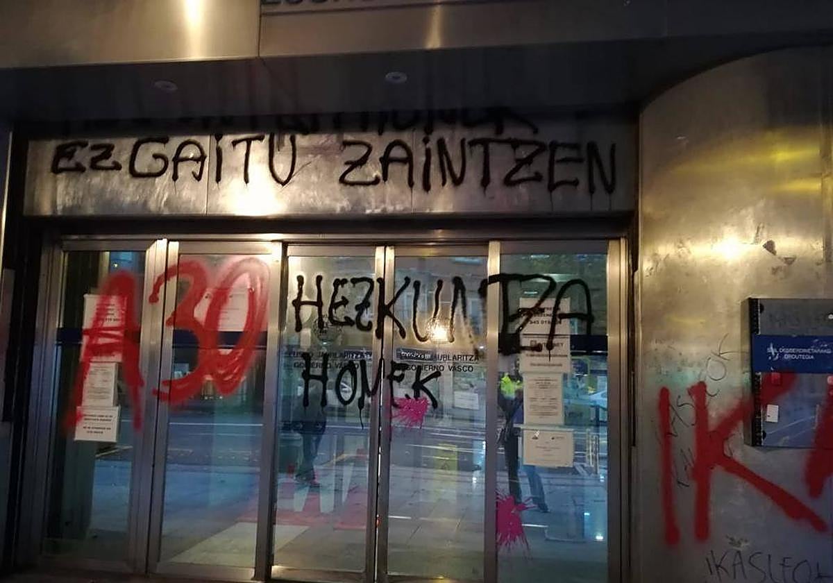 Educación rechaza las pintadas en la fachada de la sede del Gobierno Vasco en Bilbao