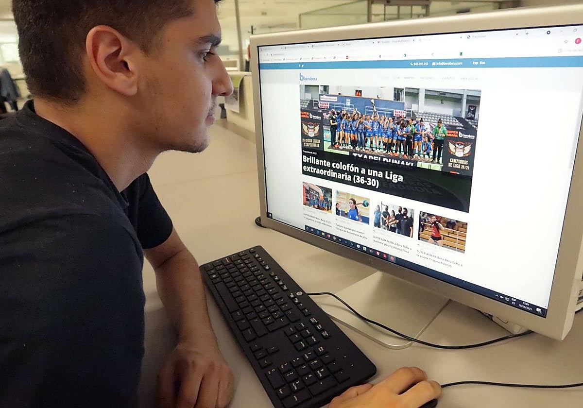 Un joven consulta la web de un club donostiarra.