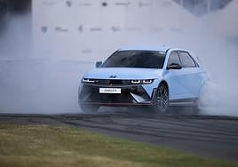 Imagen del Hyundai Ioniq 5 N en pleno derrapaje.