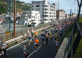 Atletas corriendo la Behobia-San Sebastián.