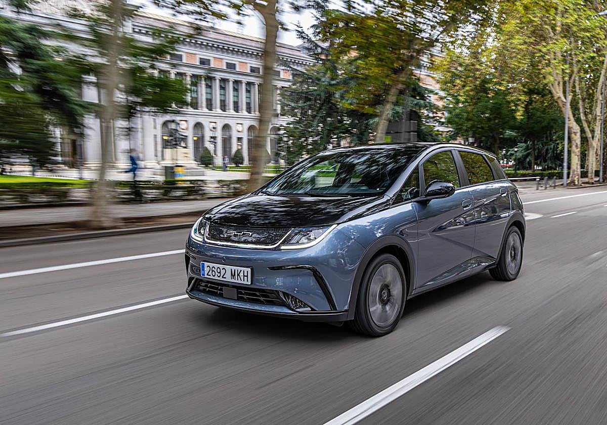 El BYD Dolphin es un coche ágil que mide 4,2 metros de largo, 1,7 m de ancho, 1,5 m de alto y tiene 2,7 metros de distancia entre ejes