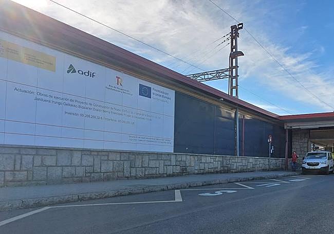 Cartel de obras, en el exterior de la estación de Irun.