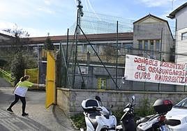 Pancarta de protesta por los menús de la jangela colocada en la entrada de la ikastola de Hernani.