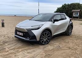 El Toyota C-HR se ha renovado a nivel de imagen profundamente y recibe una serie de mejoras tanto a nivel tecnológico como de diseño, importantes.