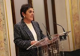 Mertxe Aizpurua en la rueda de prensa posterior a la primera sesión de investidura.