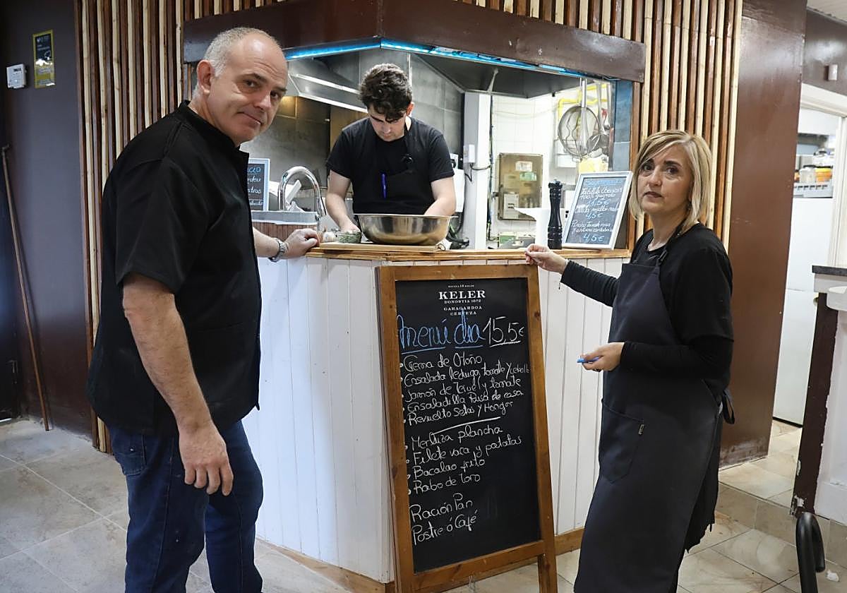 Enfrascado en sus platos, Eneko no mira a cámara. Orgullosos de su bar Max, José y Sonia, sí.