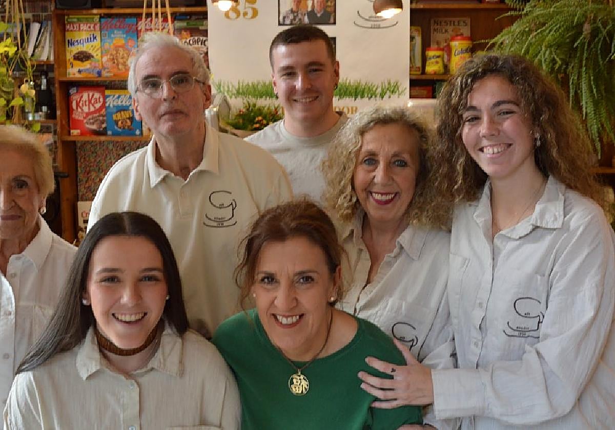 La familia Salvador, segunda, tercera y cuarta generación, muy querida en el barrio de Jai-Alai.