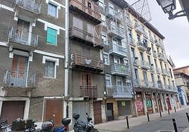 Vecinos de la calle Santa Clara 8 se muestran «indignados ante los graves problemas de convicencia».