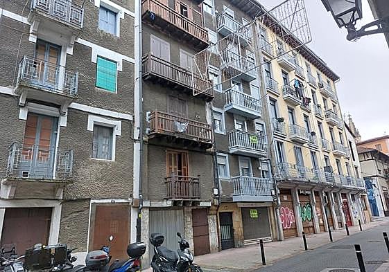 Vecinos de la calle Santa Clara 8 se muestran «indignados ante los graves problemas de convicencia».