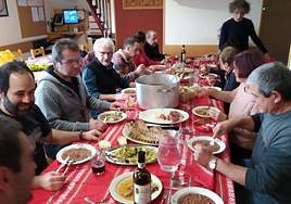 La alubias son una excusa perfecta para reunir a 'mendizales' y amigos del club.