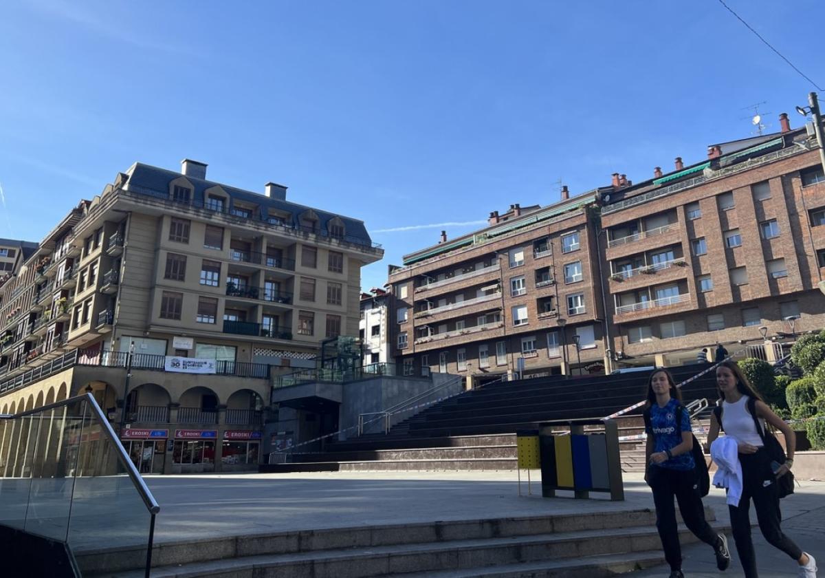 Los socialistas proyectan la pérgola en Gernikako Arbola como refugio climático ante olas de calor.