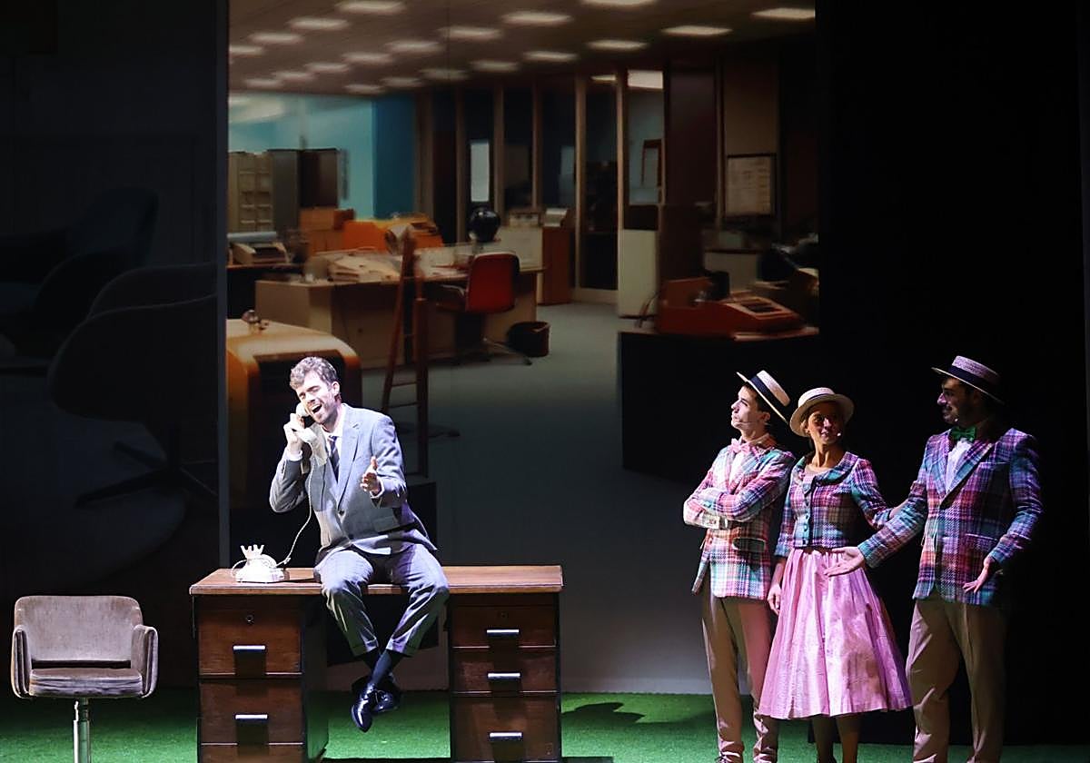 Los artistas que forman parte del montaje de 'Trouble in Tahiti' durante su ensayo, ayer por la tarde, en el Victoria Eugenia.