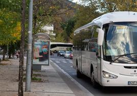 Un autobus circula junto al campus de la UPV en Donostia.