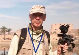 Javier Trueba, cámara en mano, durante el rodaje en Egipto.