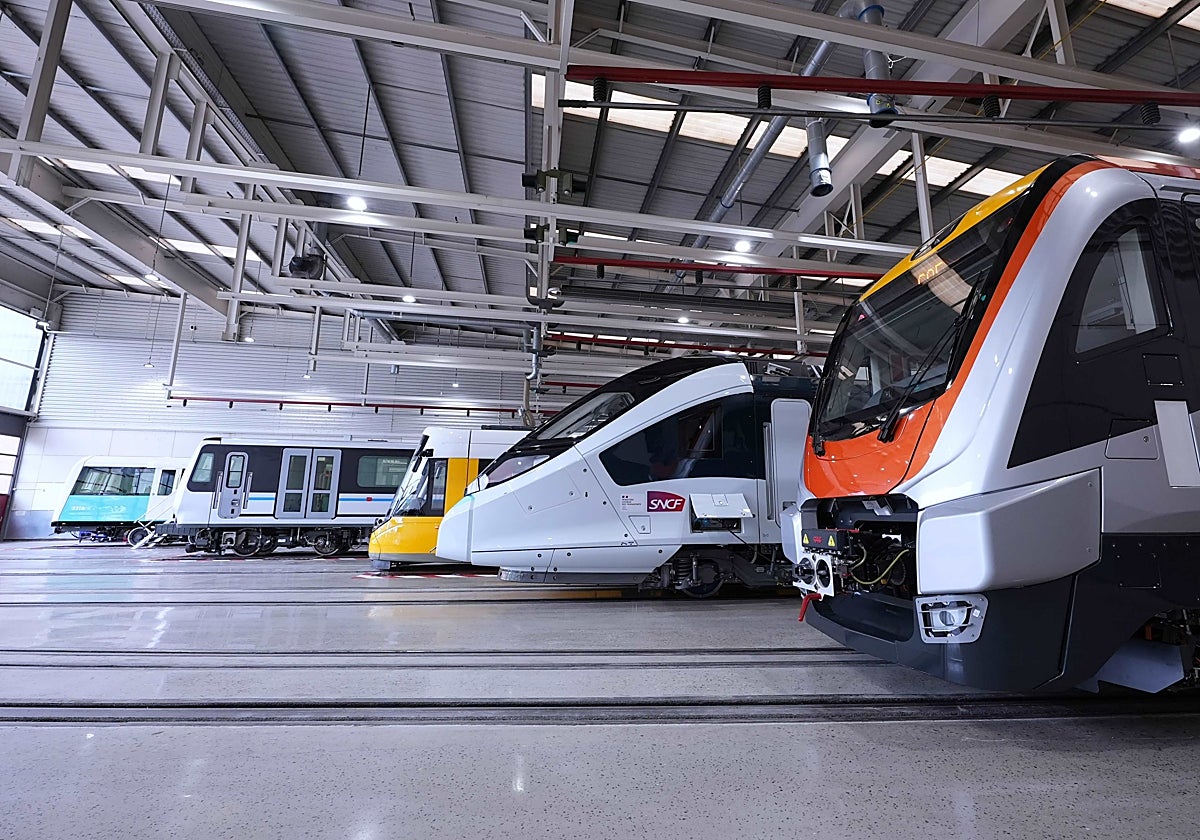 Varios trenes de CAF en las instalaciones de la compañía