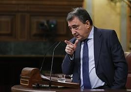 El portavoz del PNV en el Congreso, Aitor Esteban, durante su intervención en la investidura de Pedro Sánchez.