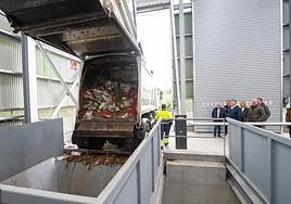 Un camión vierte basura en la nueva estación de Sasieta para que sea transportada a la incineradora de Zubieta.