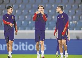 Zubimendi, Oyarzabal y Ferran Torres charlan durante el entrenamiento de ayer.